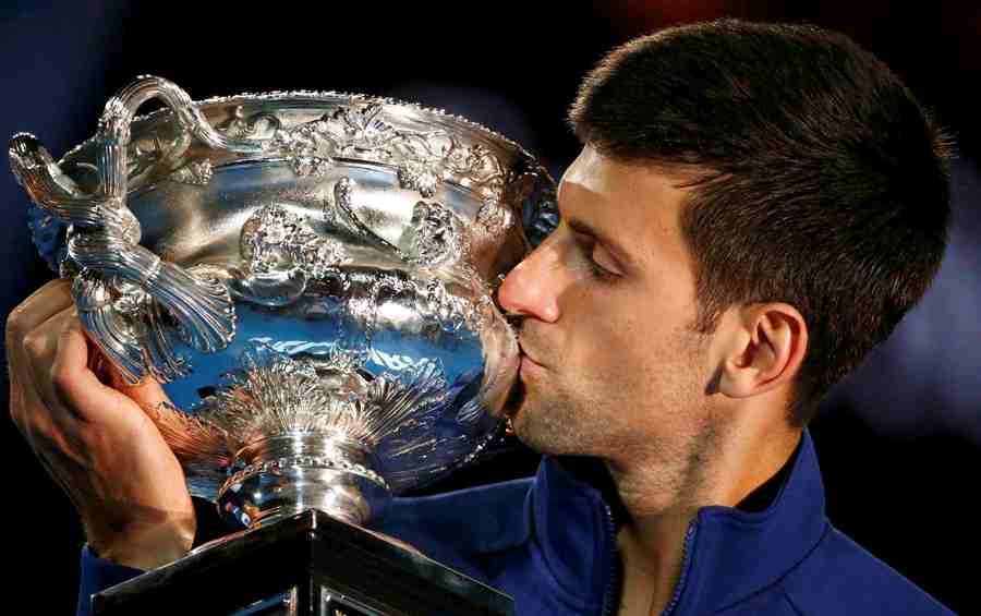 El sexto beso. Djokovic y la copa del Abierto de Australia que se llevó por sexta vez. Foto: Reuters