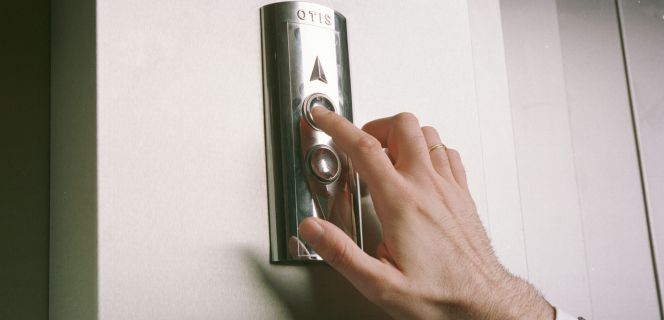 El eterno femenino de una imaginativa pintora