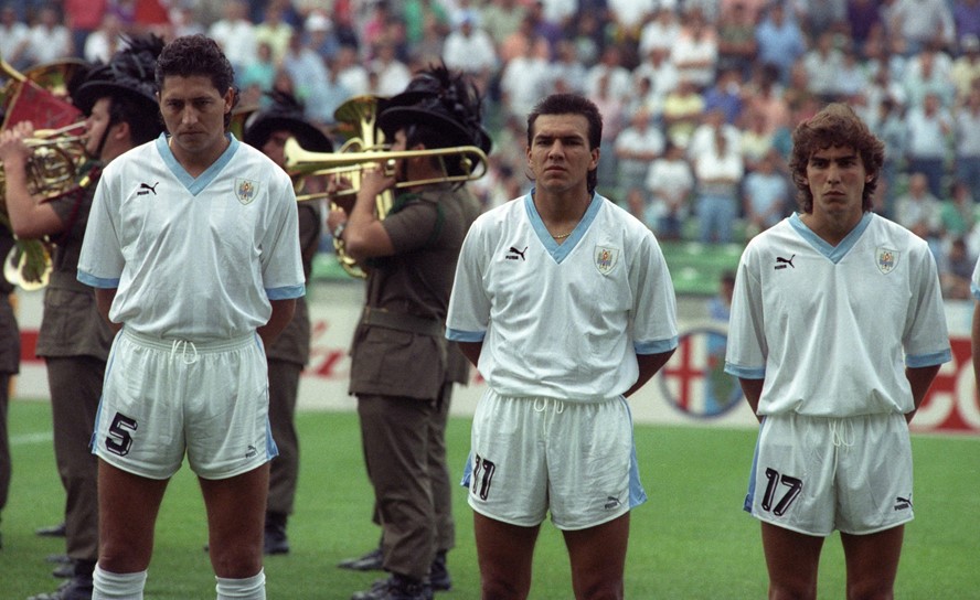Ruben Sosa en el Mundial de 1990 junto con José Perdomo y Sergio Martínez. Foto: archivo El País.