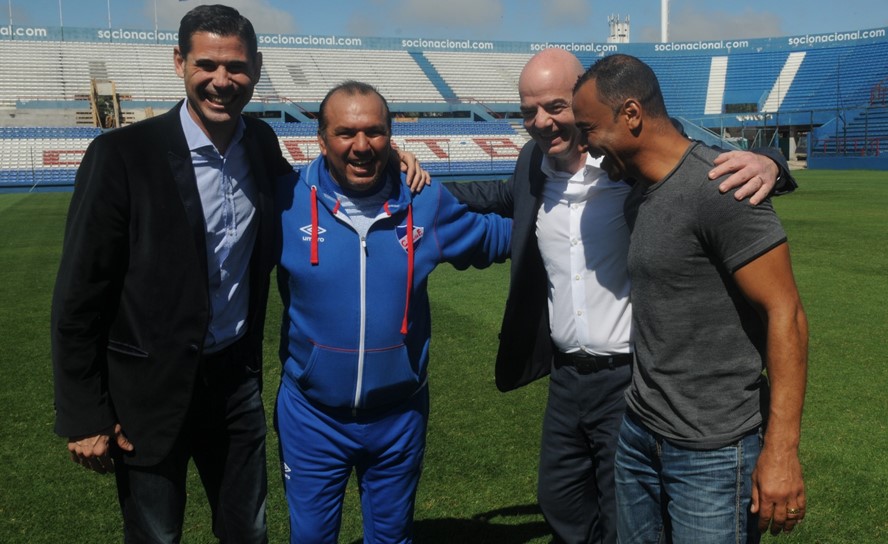 Ruben Sosa durante la visita de Gianni Infantino al Parque Central con Fernando Hierro y Cafú. Foto: archivo El País.