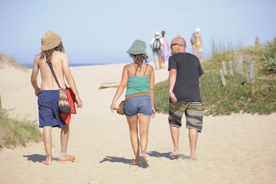 Los sombreros marcan tendencia en los balnearios y son necesarios para el sol.