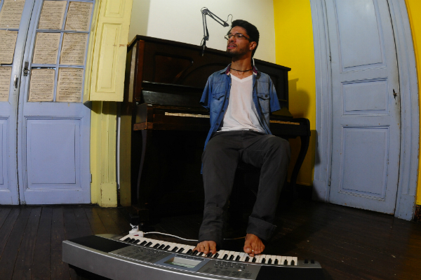 Al no tener los brazos, Augusto Lotito hace todo con los pies, incluso tocar el teclado.