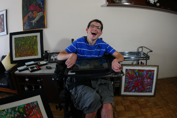 Mike Wolfson pinta con acrílico y tiene varios primeros premios en su haber. Foto: Fernando Ponzetto.