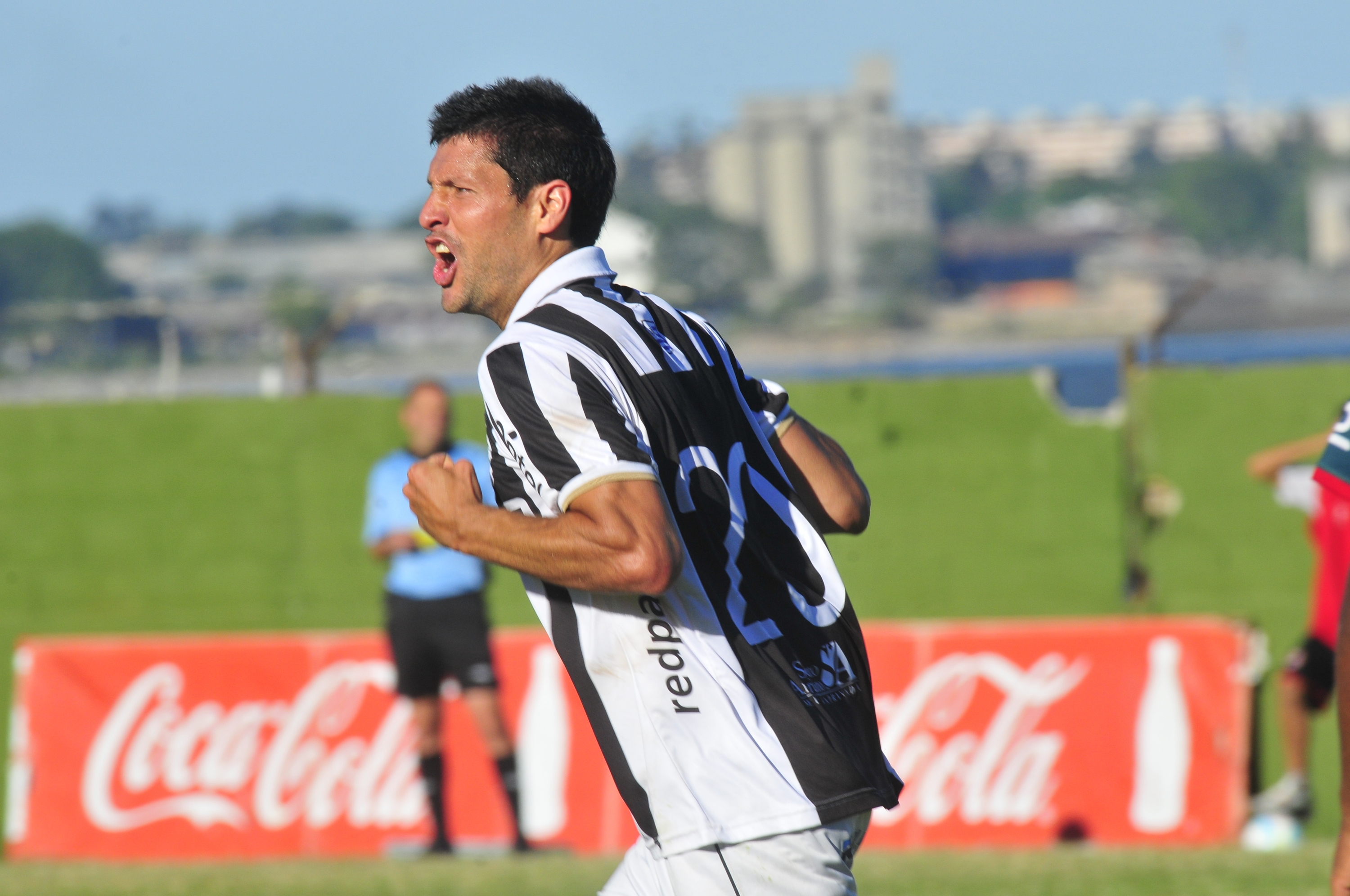 El eterno femenino de una imaginativa pintora