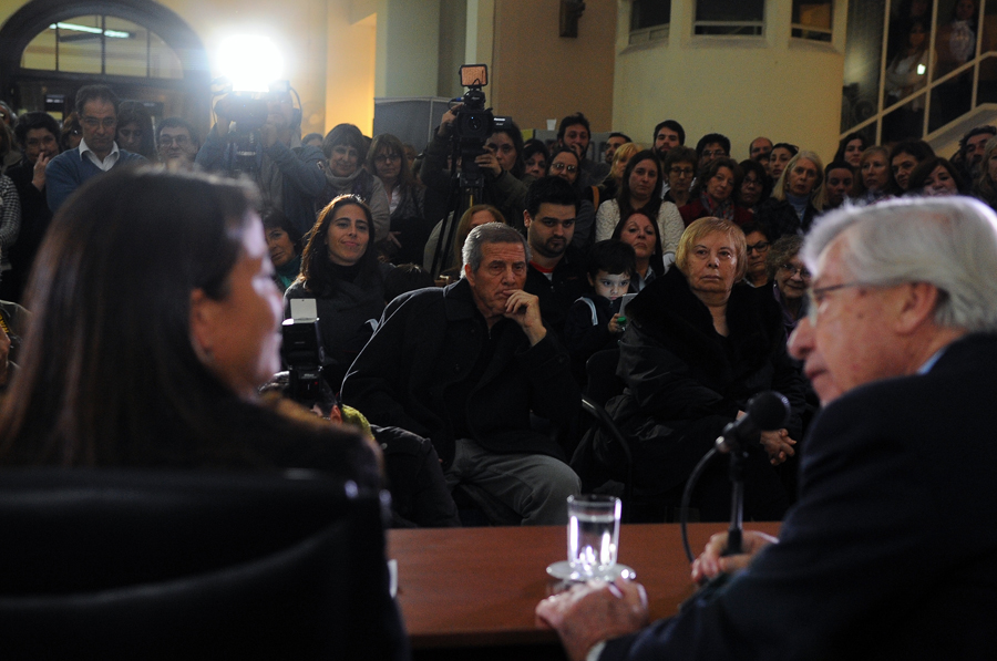 El eterno femenino de una imaginativa pintora