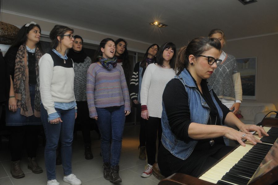 El eterno femenino de una imaginativa pintora