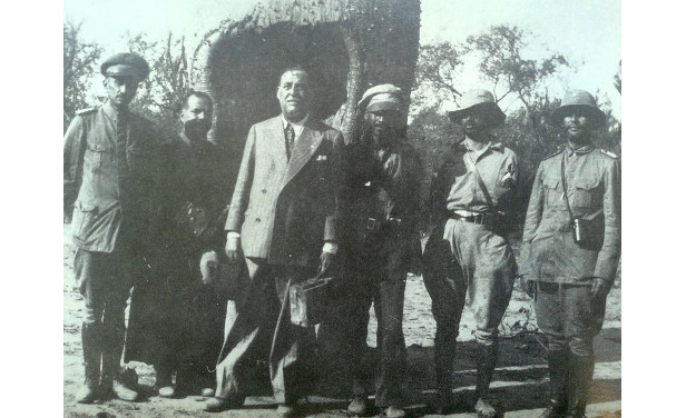 En Boquerón con oficiales paraguayos durante la Guerra del Chaco, octubre de 1932.De izq. a der. Mayor Rolando Ibarra, padre Tomás Valdez Verdún, Luis Alberto de Herrera, dos oficiales y el Arq. Tomás Romero Pereira, Jefe de la Plaza del Fortín Isla Poí.