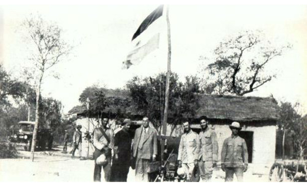 Luis Alberto de Herrera, valija en mano, tras el izamiento de la bandera en el Fortín Boquerón, Guerra del Chaco.