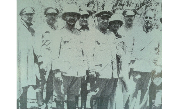De izq. a der. el médico Manuel Rodríguez, Justo Pastor Benítez, Rafael Franco, Estigarribia, Enrique Bordenave (Auditor General de Guerra), Eusebio Ayala, un oficial no identificado, Juan Manuel Garay, Luis Alberto de Herrera, Nicolás Delgado (Comandante
