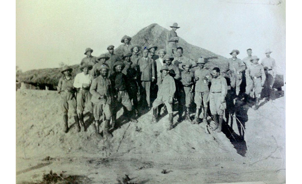 Fortificación en Cabo Castillo, ex Fortín Boliviano ya ocupado por el ejército paraguayo durante la Guerra del Chaco. En el centro Luis Alberto de Herrera. Octubre de 1932.