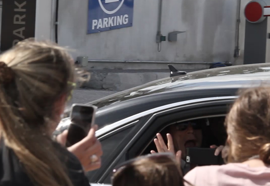 Mick Jagger se fue filmando y saludando a los fanáticos. Foto: G. Rodríguez