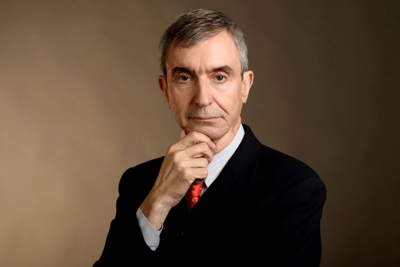 Nelson Castro se lleva el premio a Conducción Masculina en Cable.