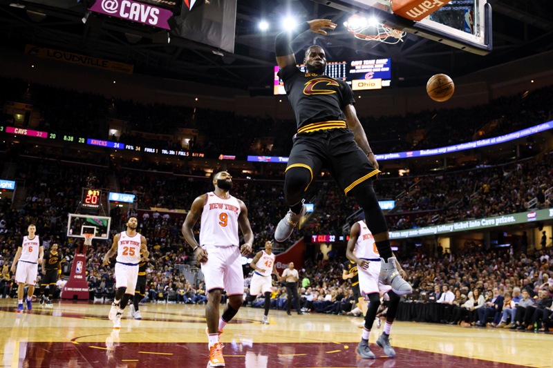 LeBron James fue figura en el debut de los Cleveland Cavaliers. Foto: AFP.