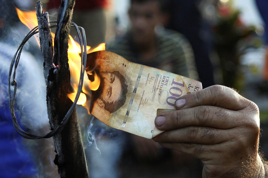 Miles de indignados salieron a la calle a cambiar sus devaluados billetes de 100 bolívares. Foto: Reuters