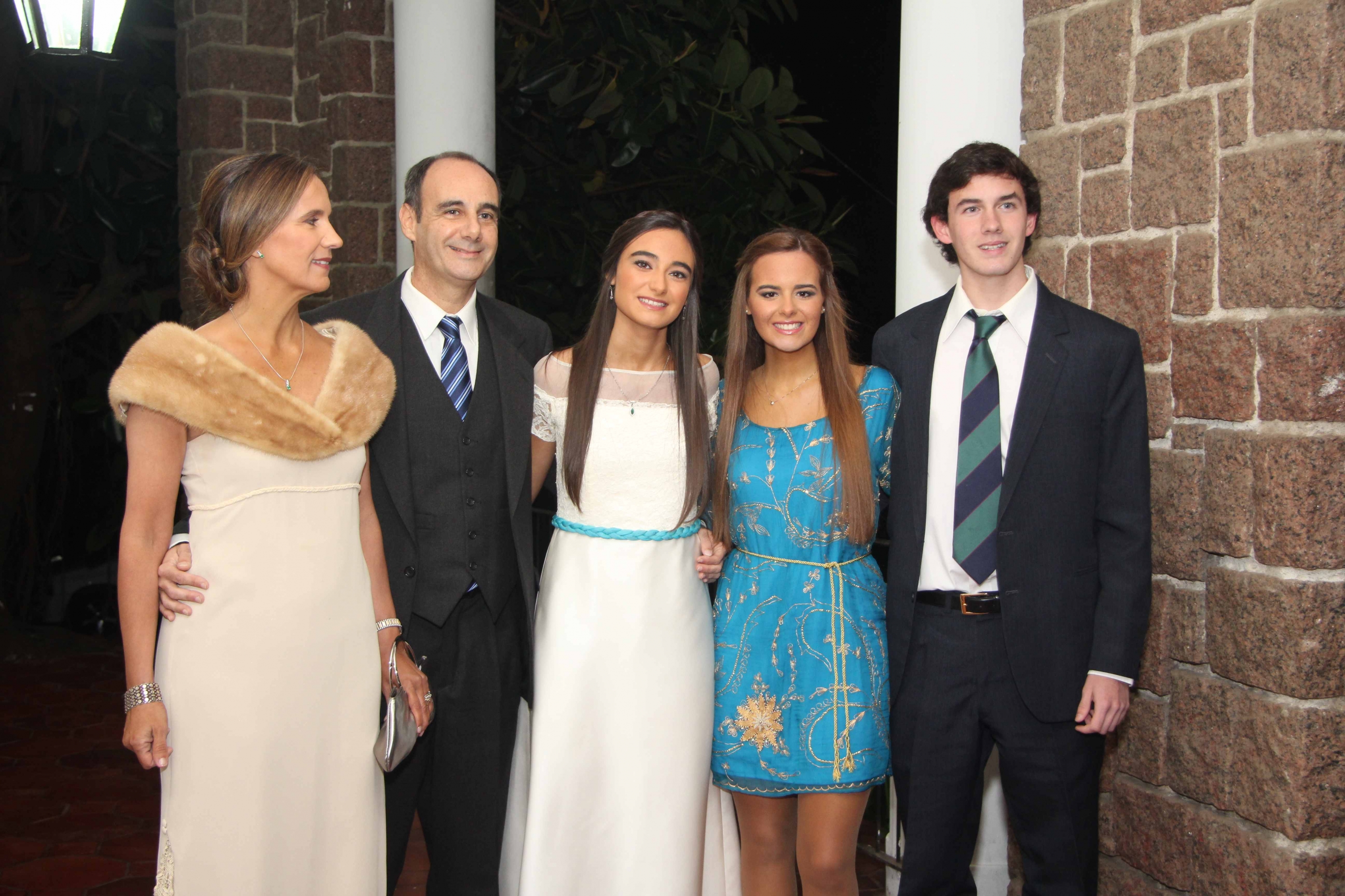 Claudia Olano Lasarte, Eduardo Collazo Bacigalupi, Sofía, Delfina y Nicolás Collazo Olano.
