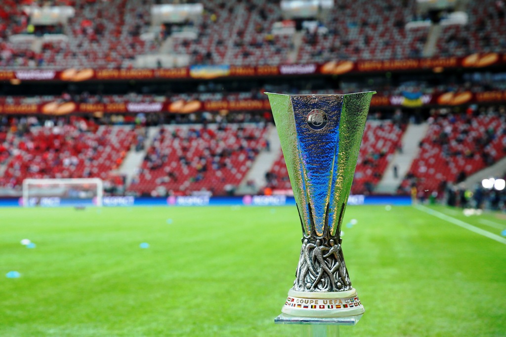 Trofeo de la Europa League, antigua Copa de la UEFA, diseñado por Silvio Gazzaniga. Foto: Reuters.