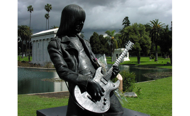 El eterno femenino de una imaginativa pintora