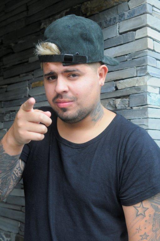 Dejó el liceo a los 15 años, desde los 13 trabajó en el negocio familiar (un mayorista ubicado en el Cerro) para ahorrar dinero e invertirlo en su sueño de tener una banda.