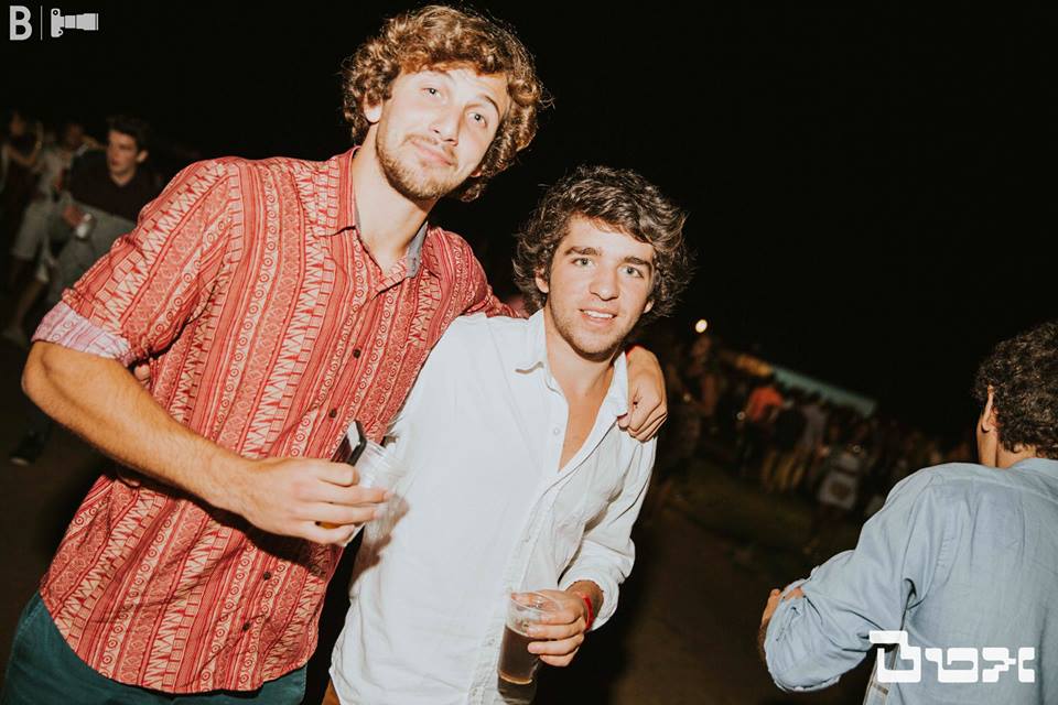 Bautista Mascia (cantante de Toco Para Vos) junto a Pablo Battro, el músico de la banda que quiso conquistar a María Deal. Foto: Facebook Box Punta del Este.