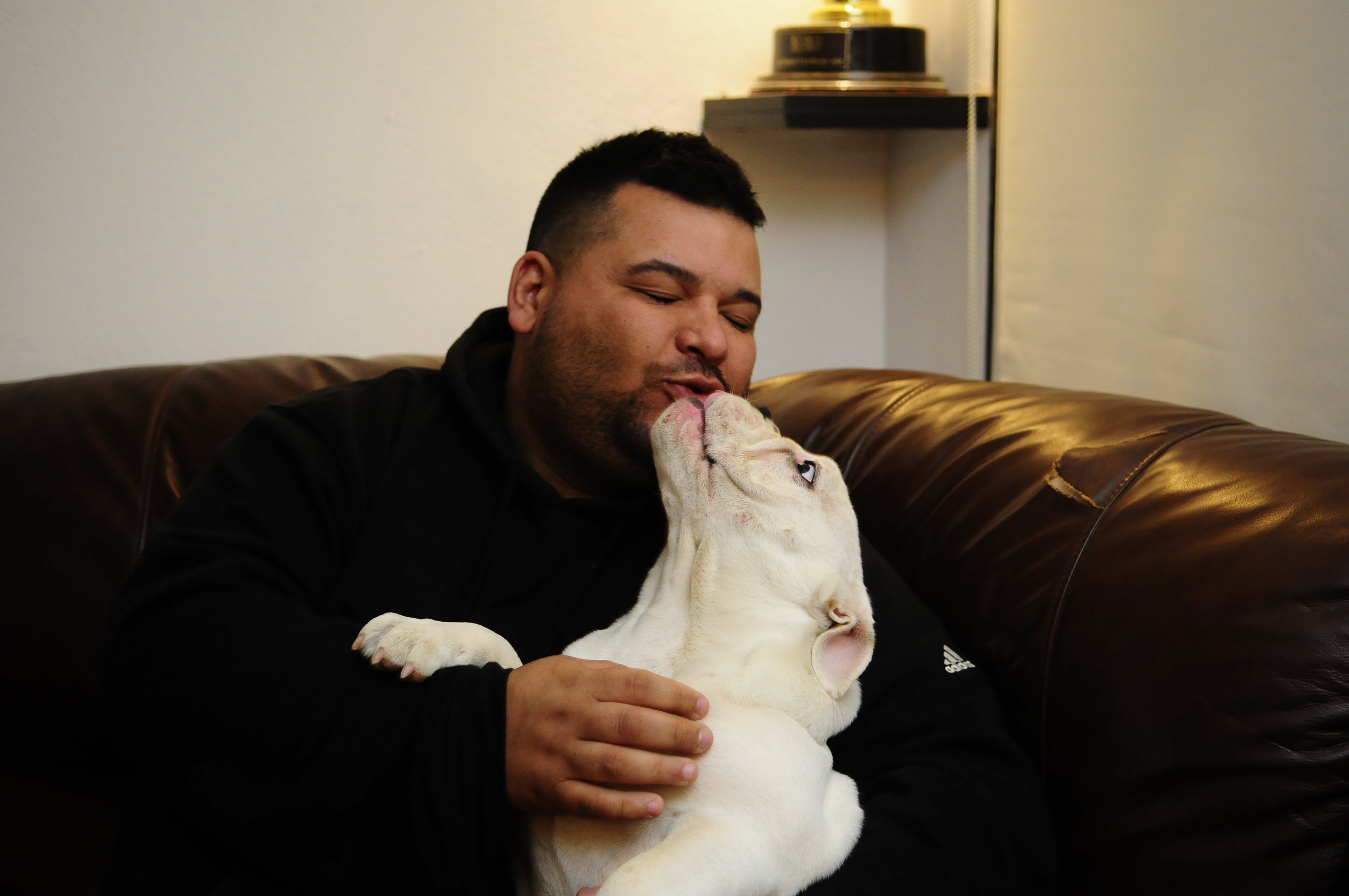 Con su perra Cocoa, en honor al personaje que interpretó en el Carnaval pasado.