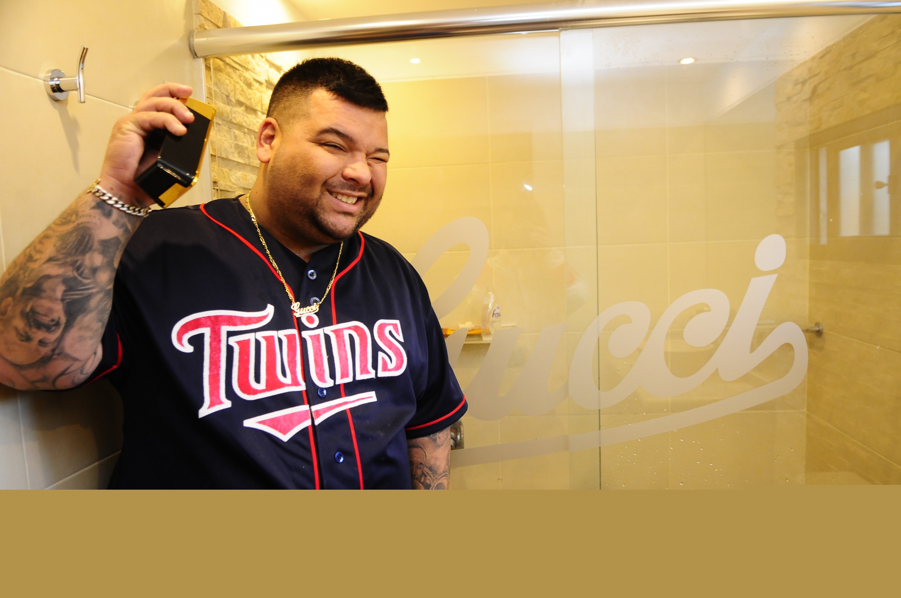 El Gucci mandó grabar su nombre en la mampara de la ducha.&nbsp;