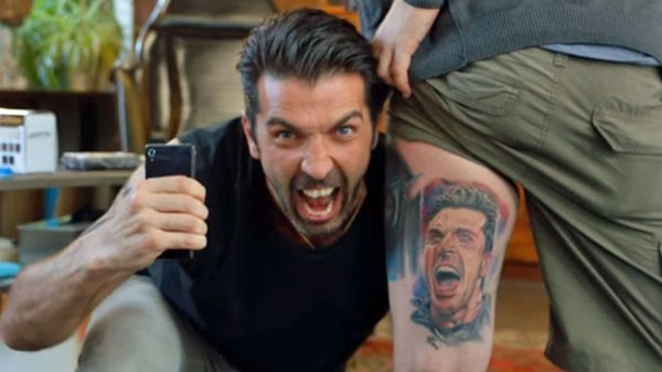 Gianluigi Buffon con el tatuaje que se hizo el hincha. Foto: captura video