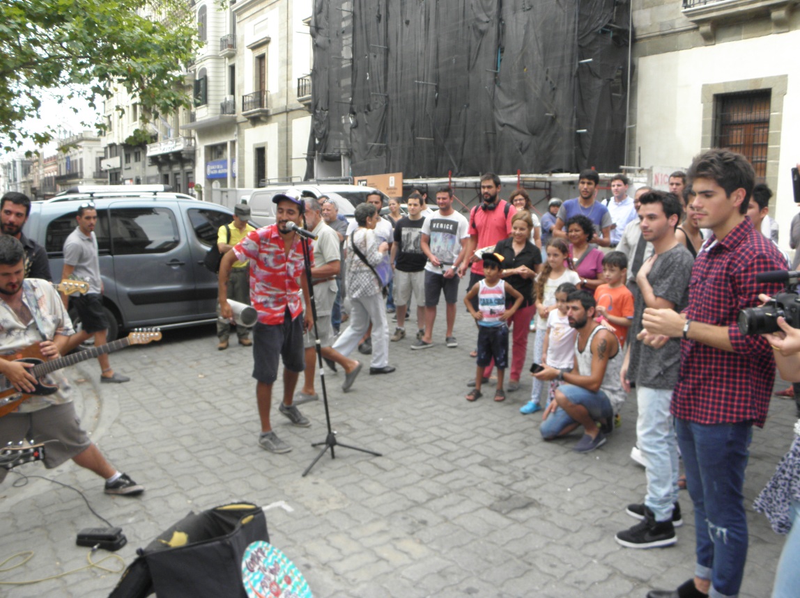 Agustín y Fernando frente a la banda ambulante a la que se sumaron a cantar.