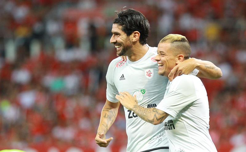 Sebastián Abreu y Andrés D'Alessandro en el Beira Río. Foto: EFE.