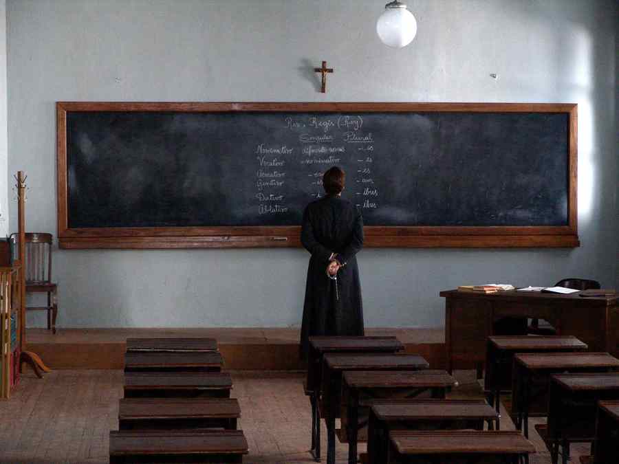 El eterno femenino de una imaginativa pintora