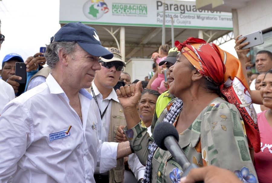 Santos junto a refugiados colombianos en la frontera. Foto: Reuters.