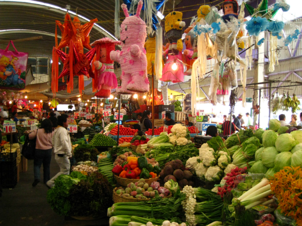 El eterno femenino de una imaginativa pintora