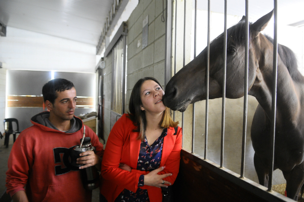 Federico Píriz y Paola Rosas junto a su talentoso pura sangre Sir Fever.