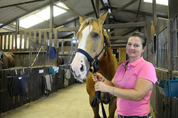 Ana Paula Correa compite en rienda en compañía de Blue, su padrillo cuarto de milla.