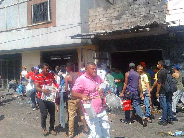 Disturbios y saqueos en el Sur de Venezuela. Foto: Twitter @Imag3n