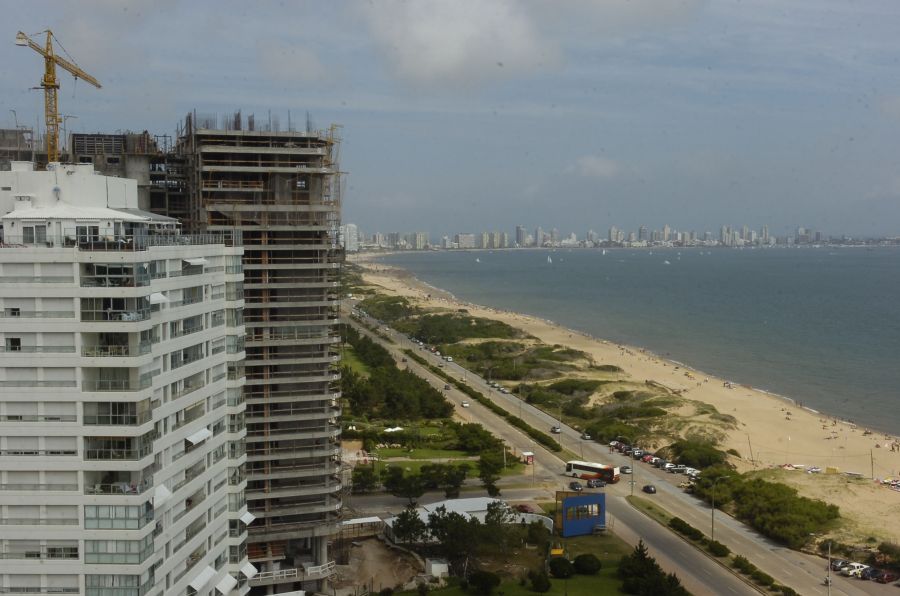 El eterno femenino de una imaginativa pintora