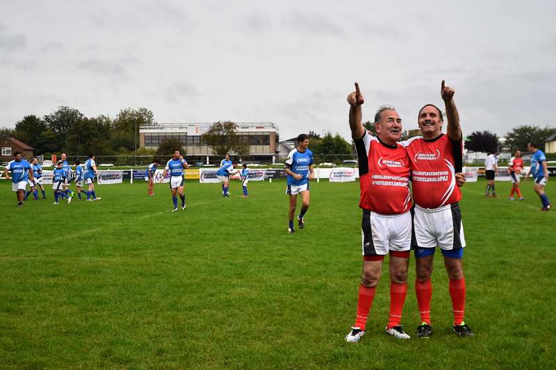 Ex combatientes británicos y argentinos disputaron un partido organizado por Rugby Sin Fronteras. Foto: AFP