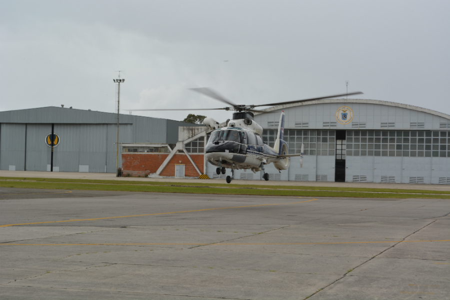 El helicóptero arriba a Carrasco con la niña herida. Foto: Fuerza Aérea Uruguaya