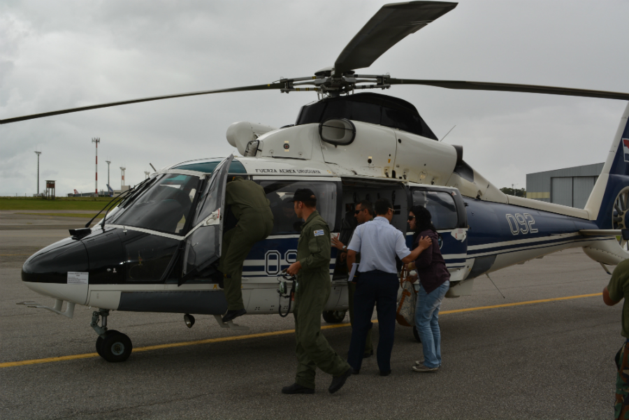 El helicóptero arriba a Carrasco con la niña herida. Foto: Fuerza Aérea Uruguaya