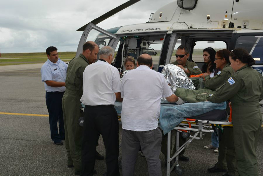 El helicóptero arriba a Carrasco con la niña herida. Foto: Fuerza Aérea Uruguaya