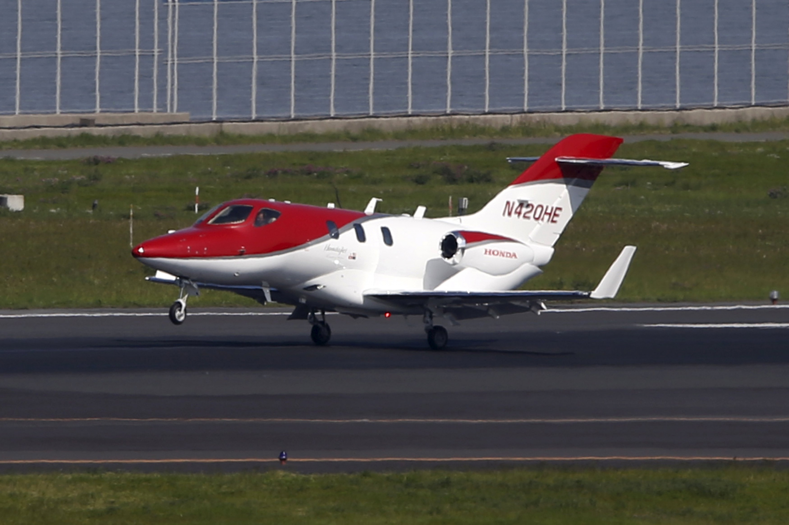 El eterno femenino de una imaginativa pintora