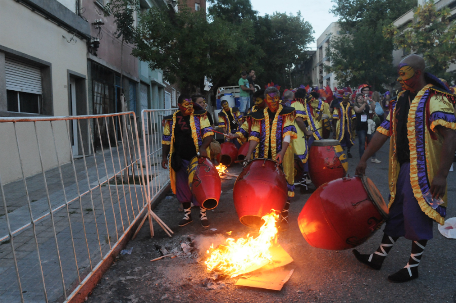 Calentando las lonjas en la previa del Desfile. Foto: Agustín Martínez