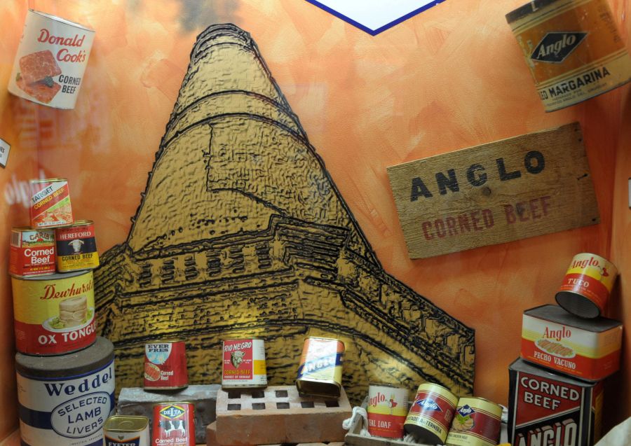 El eterno femenino de una imaginativa pintora