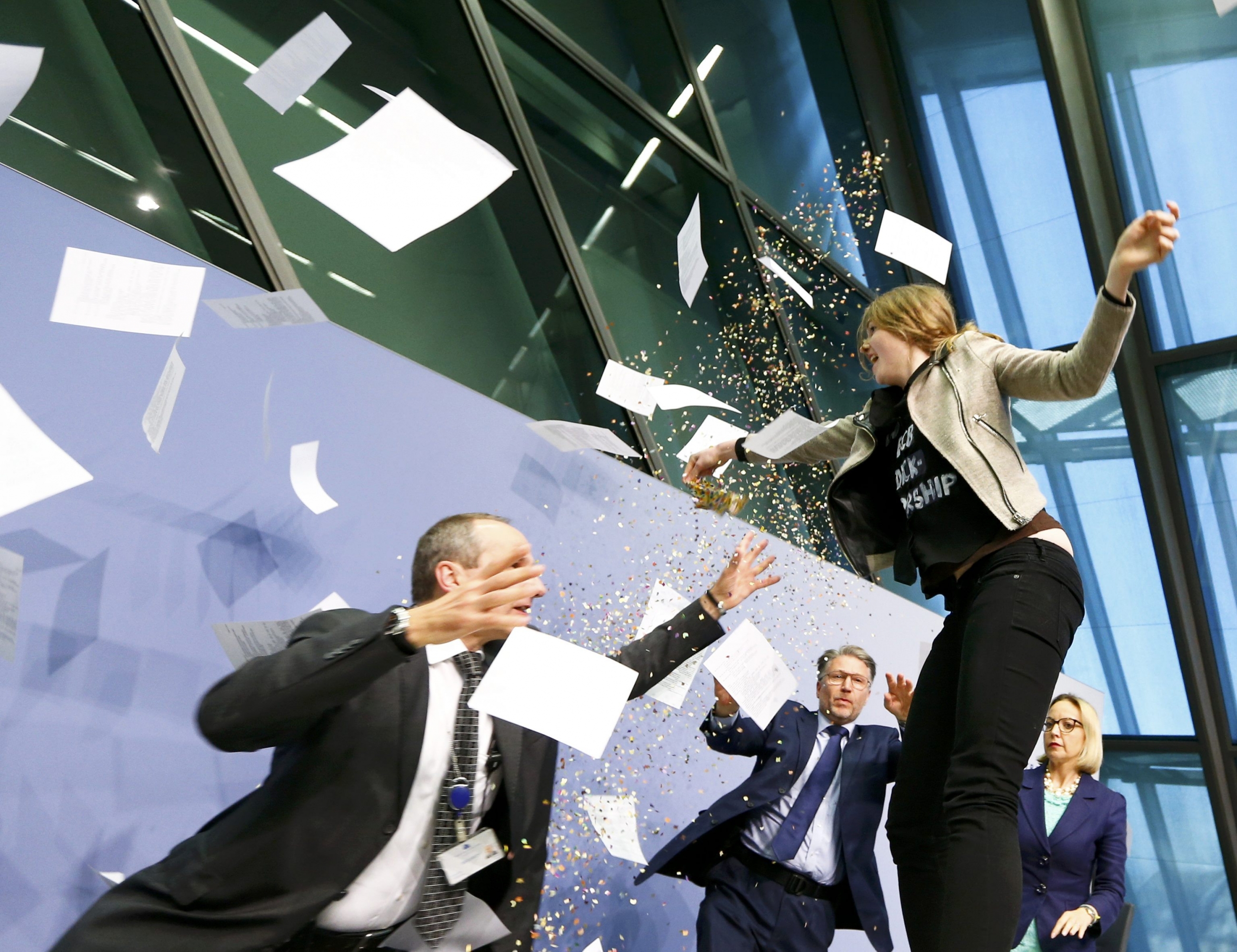 La mujer interrumpió una conferencia de prensa del BCE. Foto: Reuters
