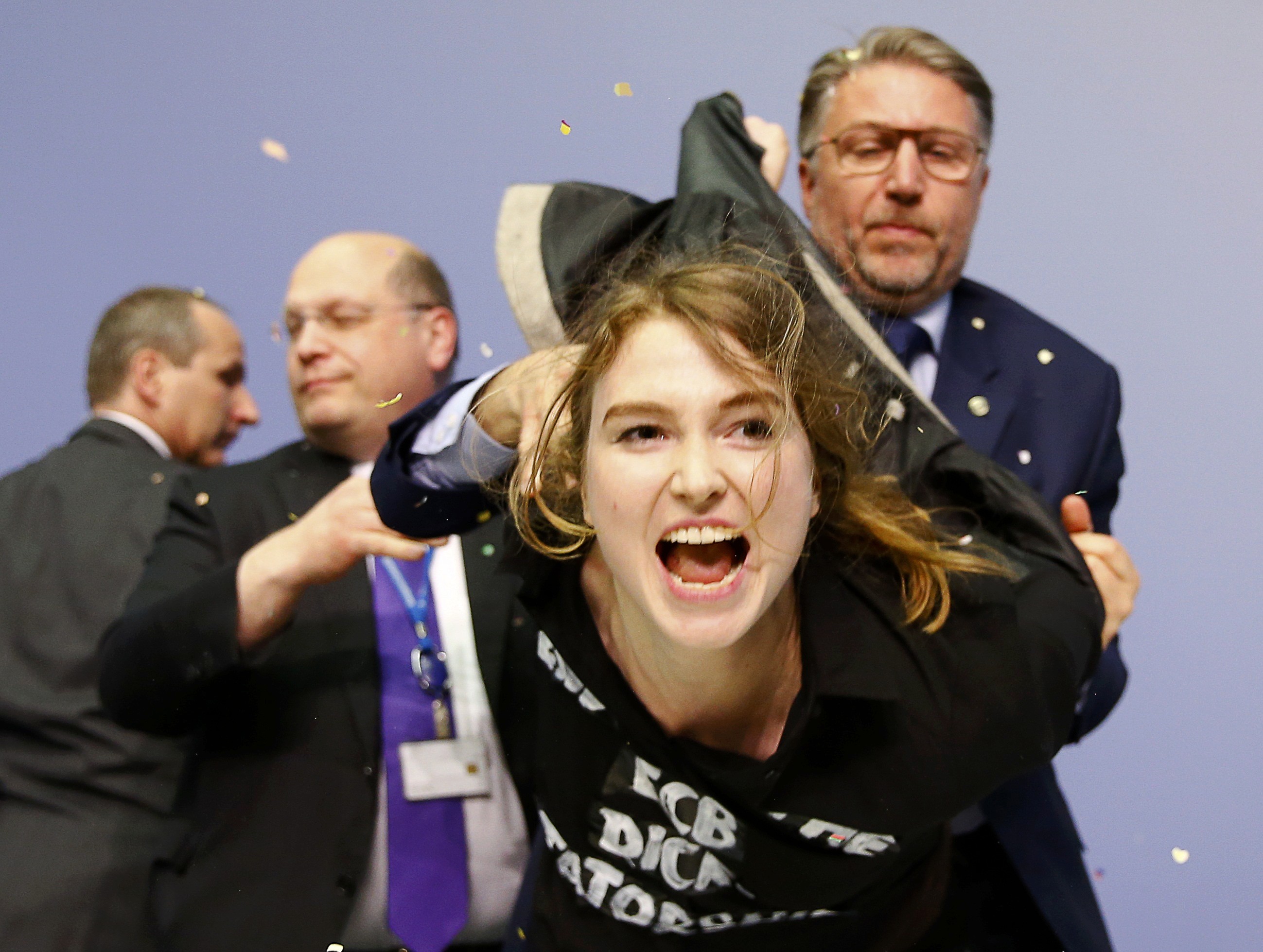 La mujer interrumpió una conferencia de prensa del BCE. Foto: Reuters
