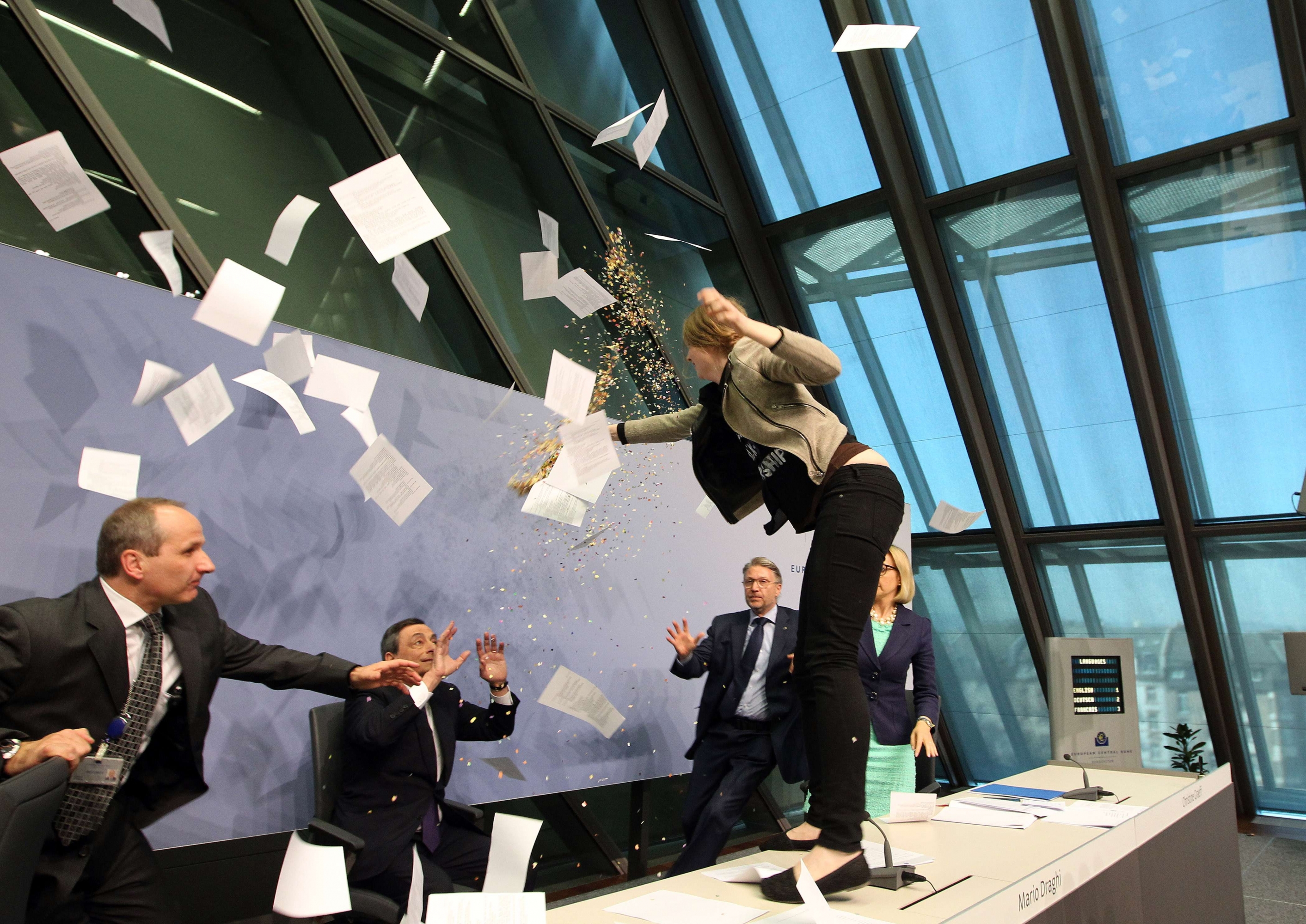 La mujer interrumpió una conferencia de prensa del BCE. Foto: AFP