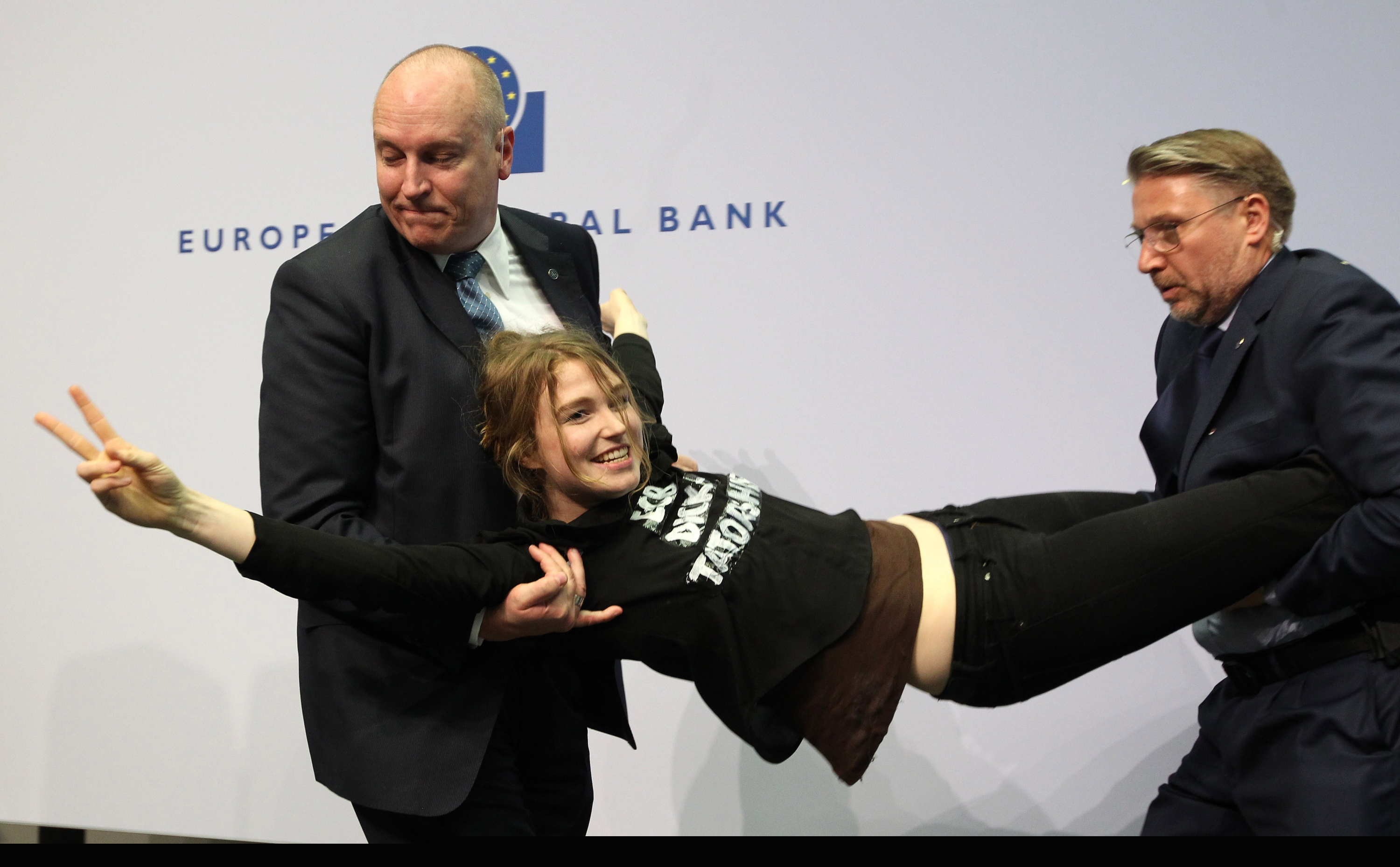 La mujer interrumpió una conferencia de prensa del BCE. Foto: AFP