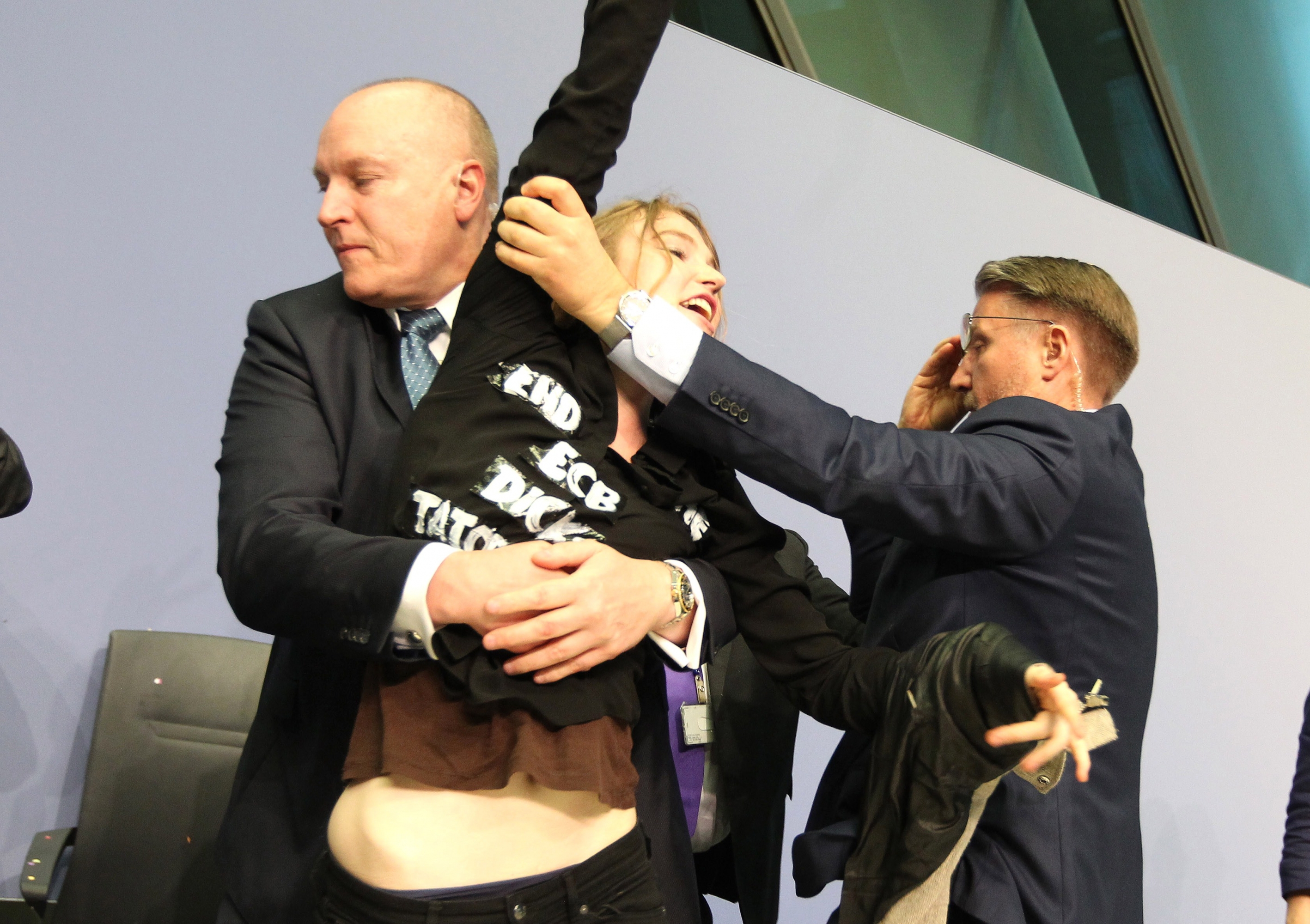 La mujer interrumpió una conferencia de prensa del BCE. Foto: AFP