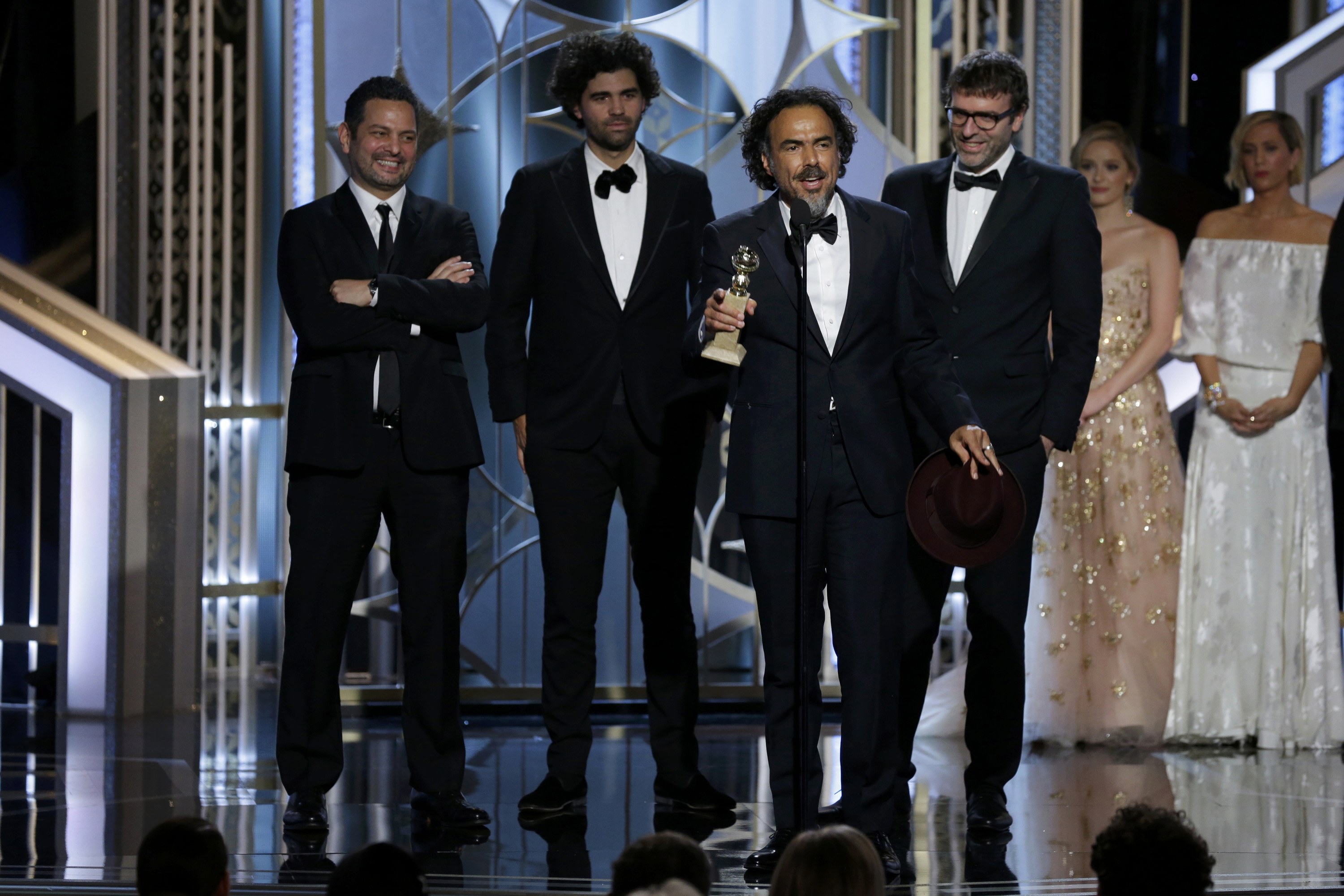 Alejandro González Iñarritu recibe el premio a mejor guión por Birdman. Foto: Reuters