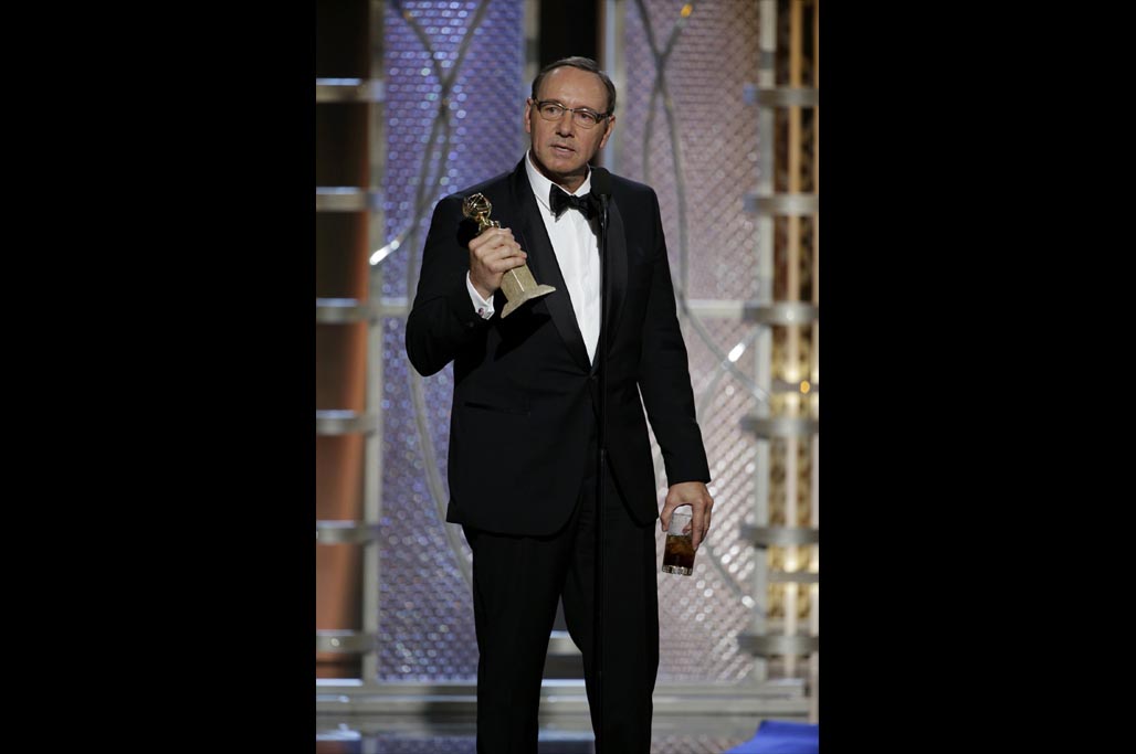 Kevin Spacey y su Globo de Oro para mejor actor de serie dramática. Foto: Reuters