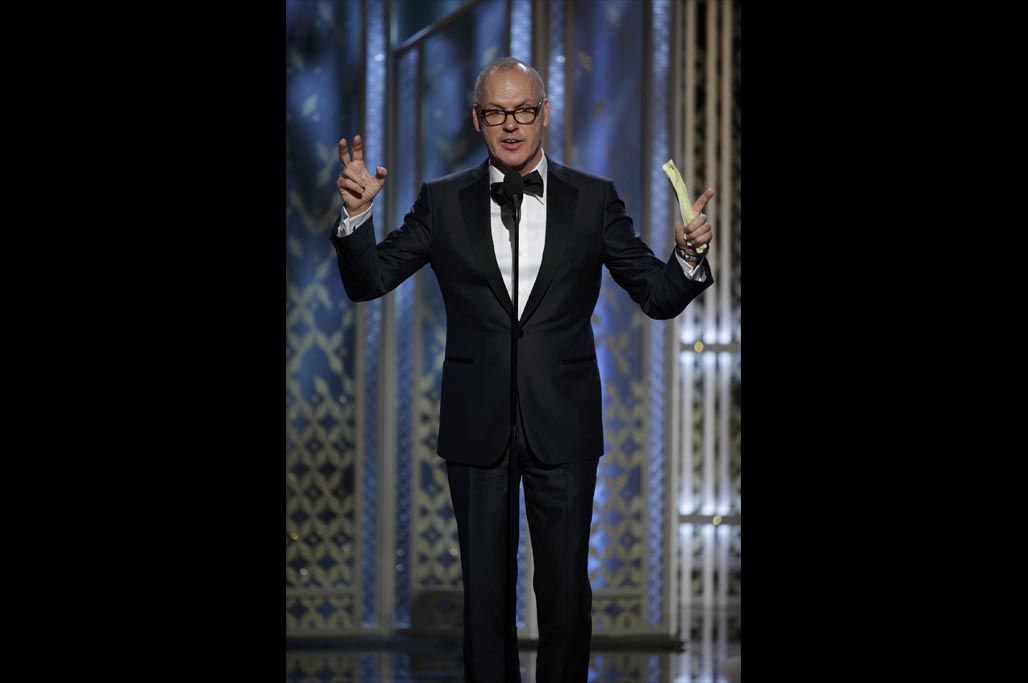 Michael Keaton recibe su Globo de Oro por Birdman.  Foto: Reuters